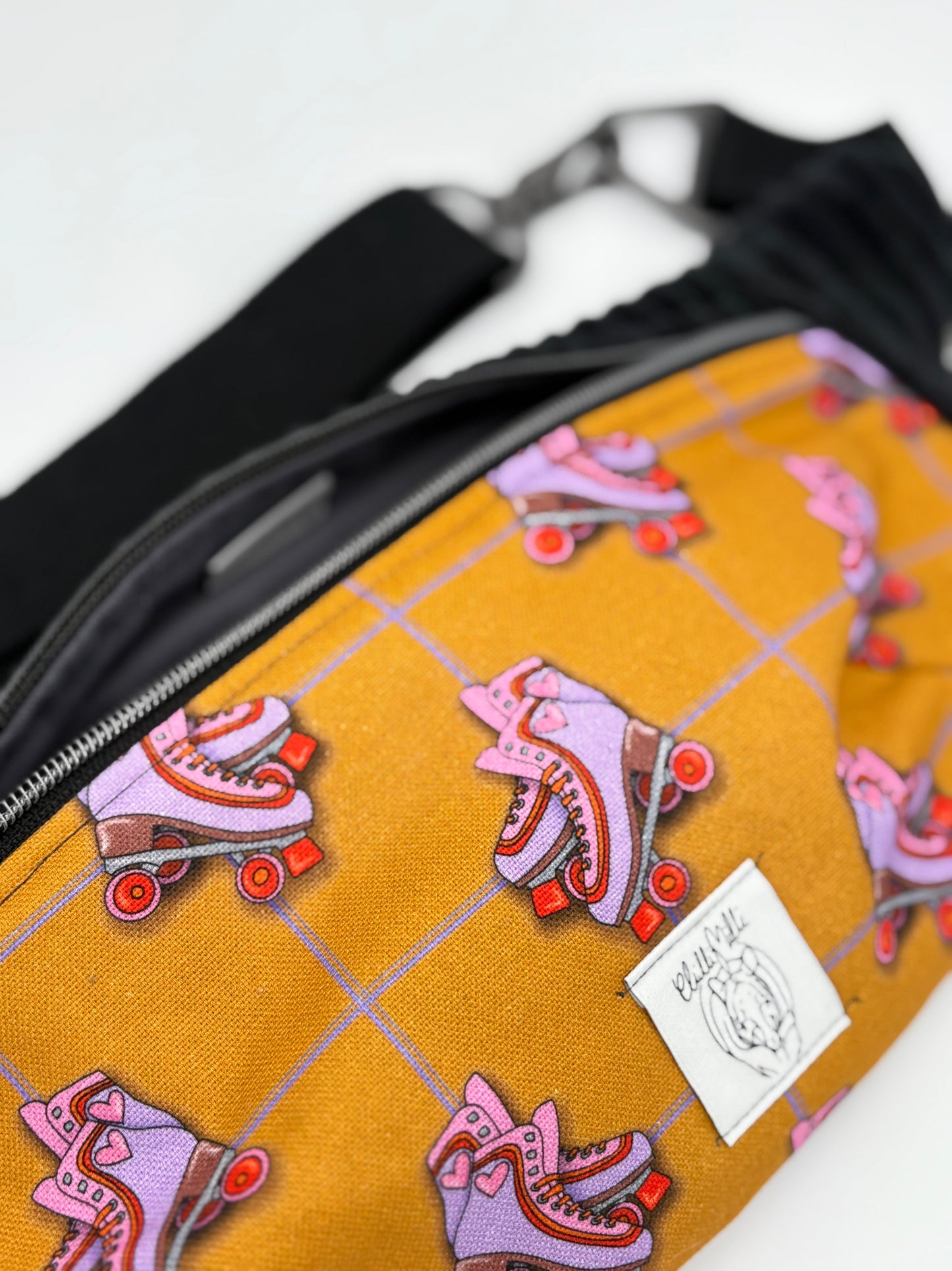 Crossbodybag/ Hipbag- Farbmix - Kuschelcord- Rollschuhe