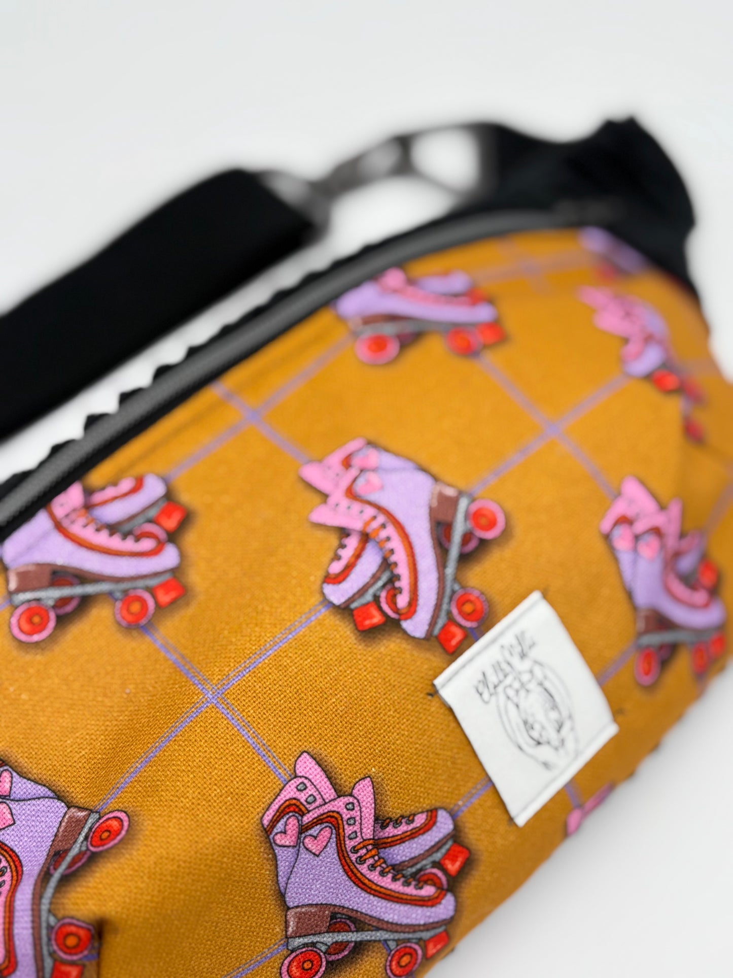 Crossbodybag/ Hipbag- Farbmix - Kuschelcord- Rollschuhe