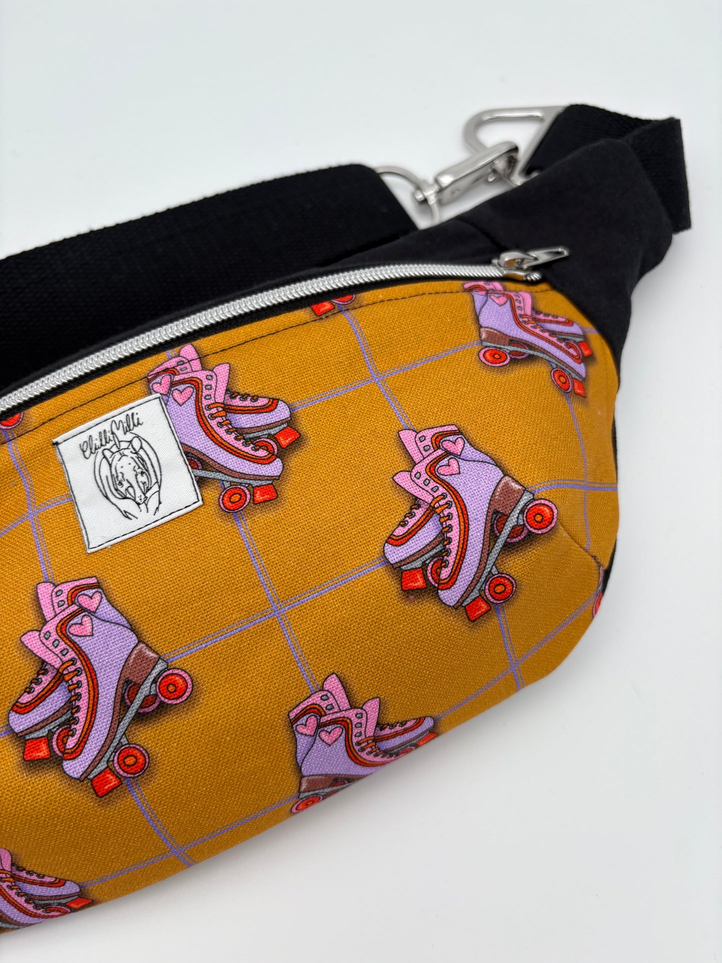 Crossbodybag/ Hipbag- Farbmix Rollschuhe