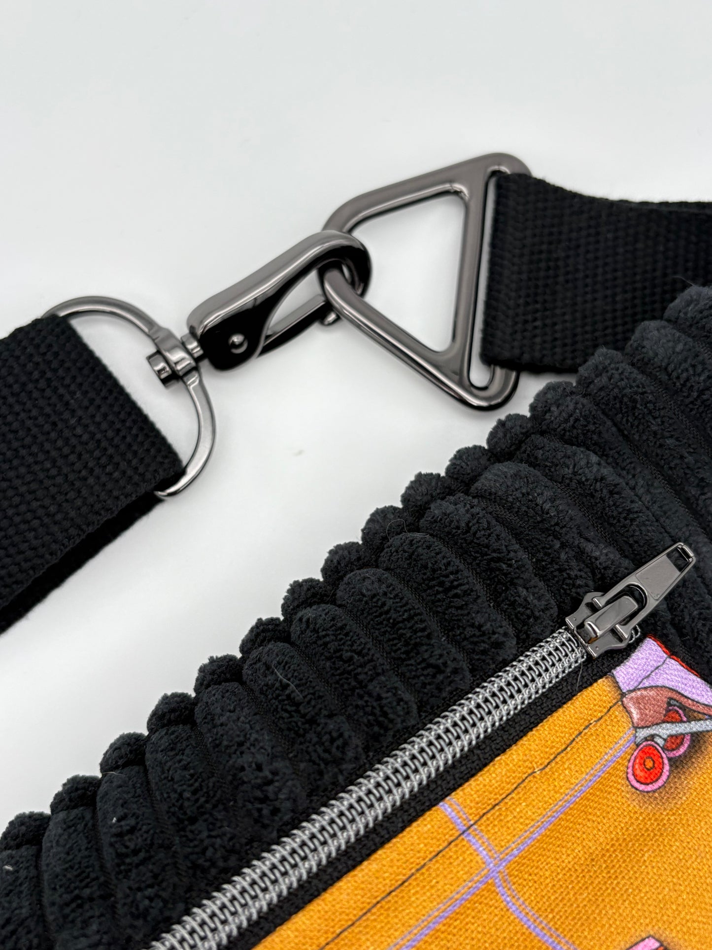 Crossbodybag/ Hipbag- Farbmix - Kuschelcord- Rollschuhe