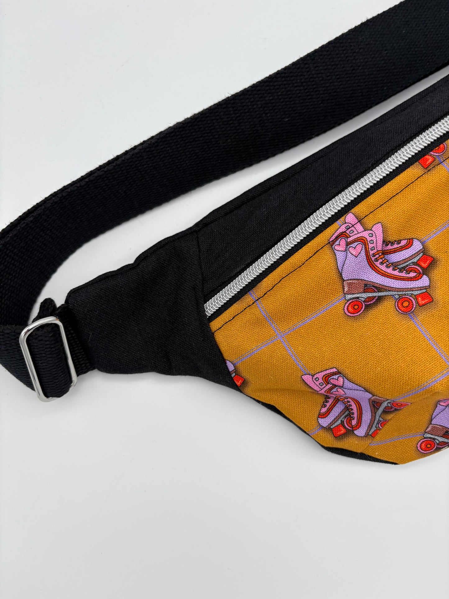 Crossbodybag/ Hipbag- Farbmix Rollschuhe