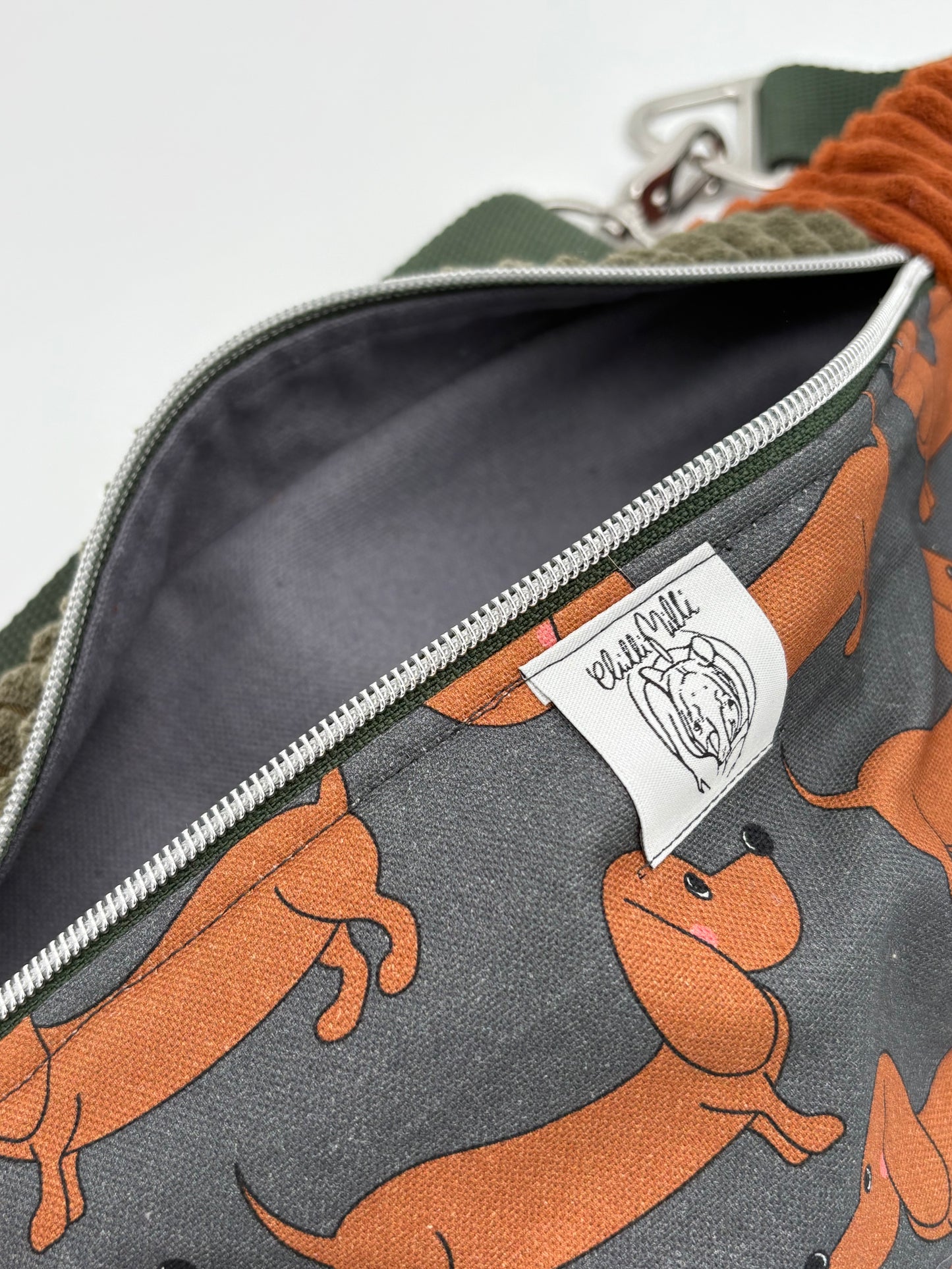 Crossbodybag/ Hipbag II- Farbmix - Kuschelcord- Dackel