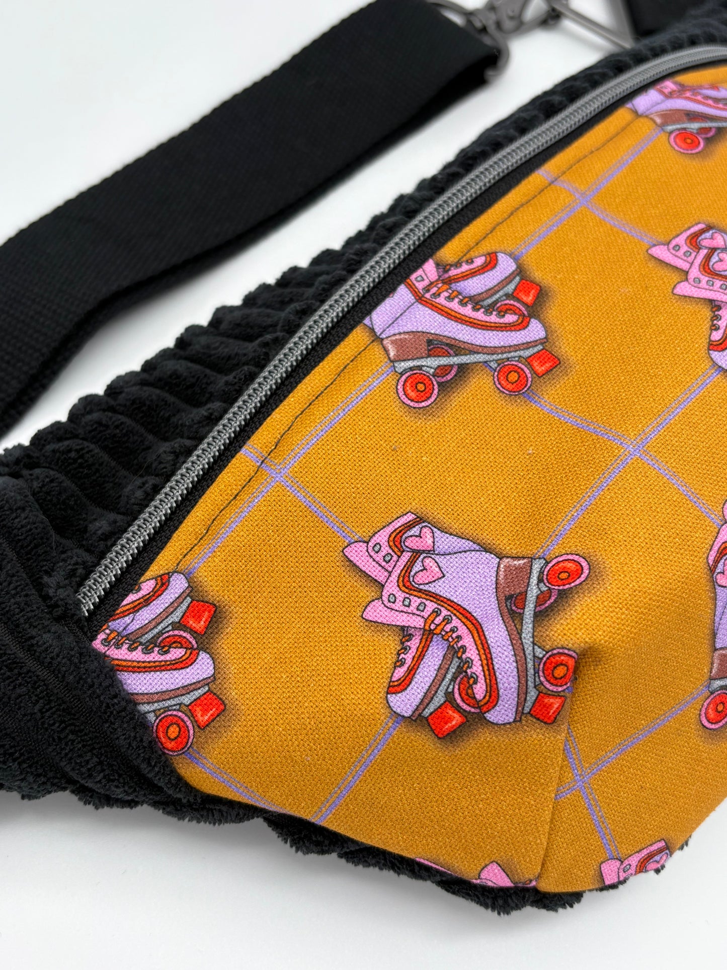 Crossbodybag/ Hipbag- Farbmix - Kuschelcord- Rollschuhe