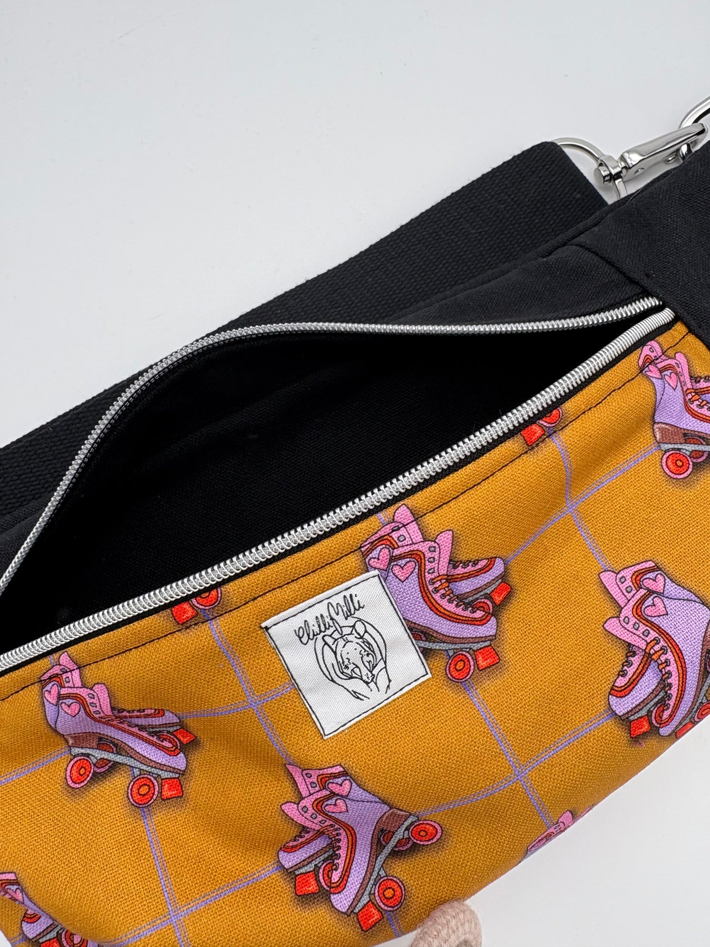 Crossbodybag/ Hipbag- Farbmix Rollschuhe