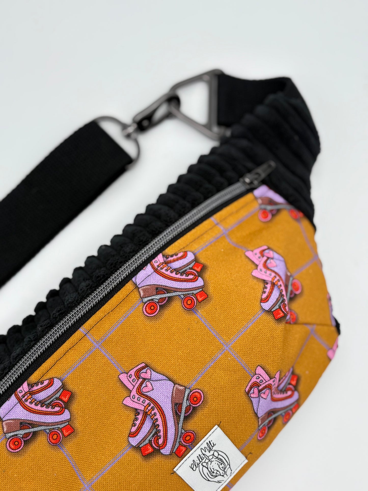 Crossbodybag/ Hipbag- Farbmix - Kuschelcord- Rollschuhe