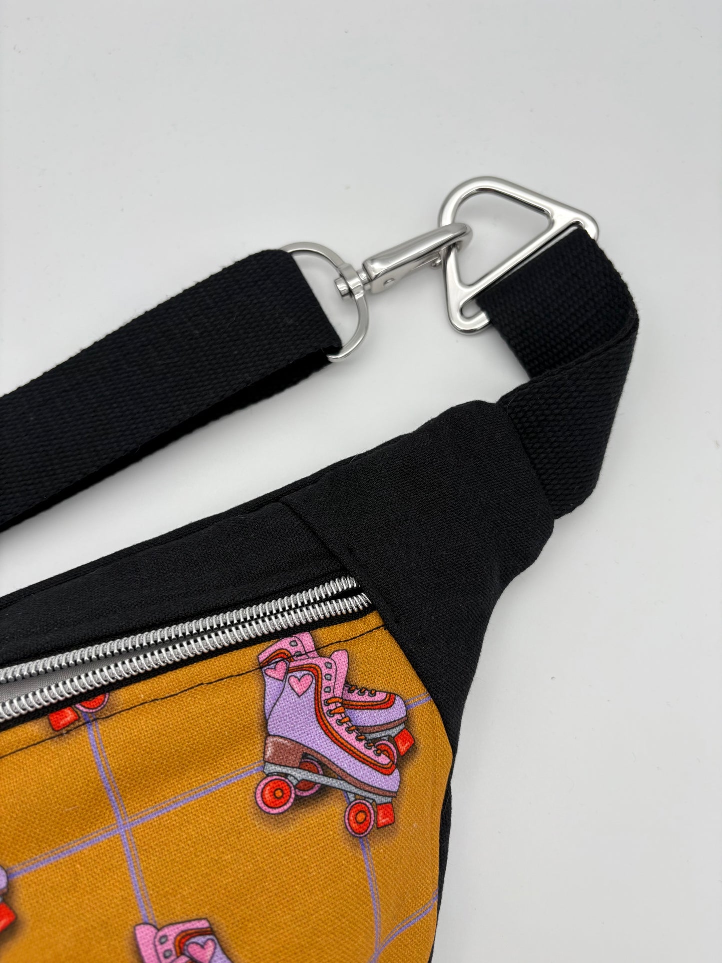 Crossbodybag/ Hipbag- Farbmix Rollschuhe
