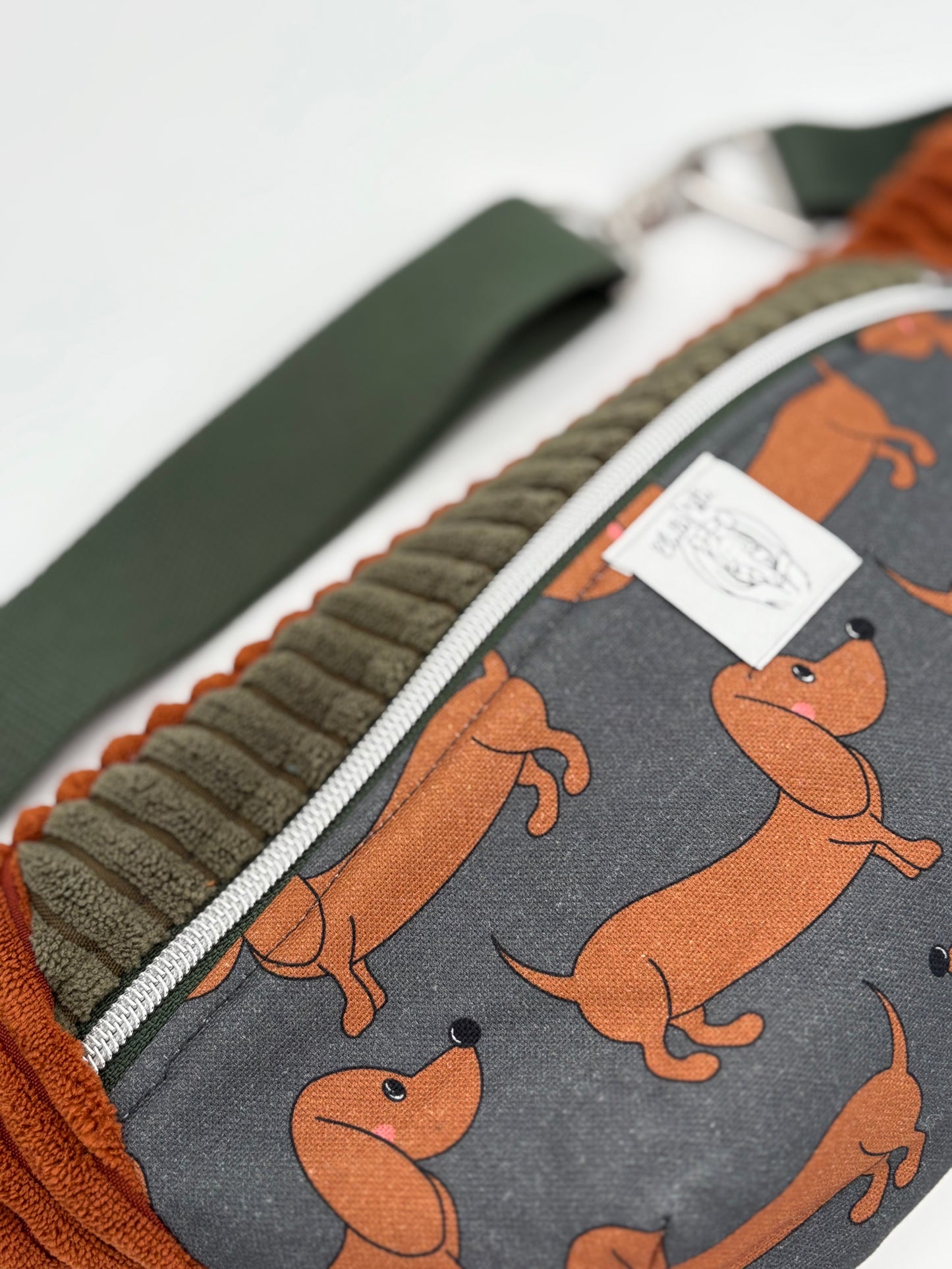 Crossbodybag/ Hipbag II- Farbmix - Kuschelcord- Dackel