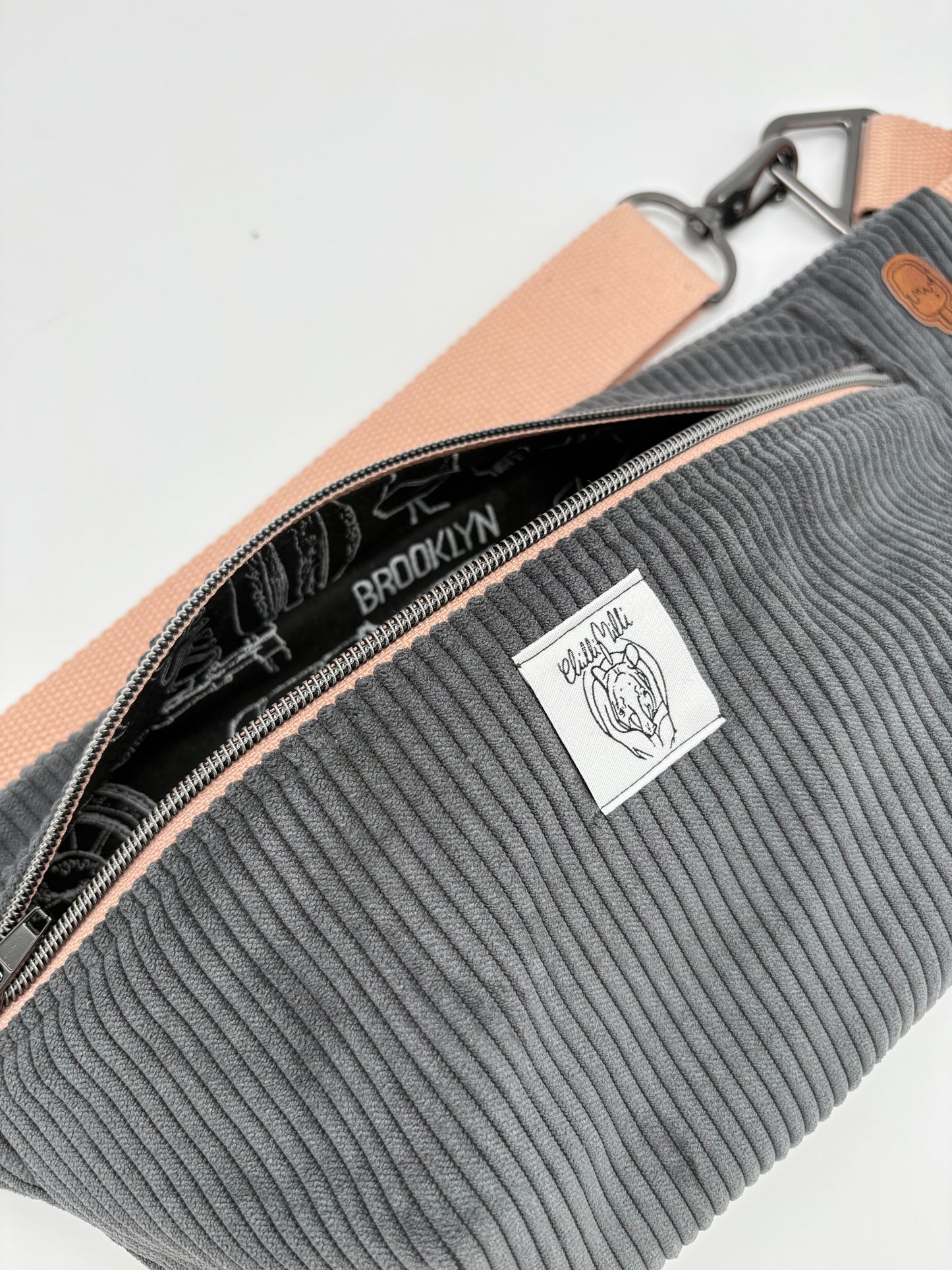Crossbodybag/ Hipbag- grau Cord rosa mit eis
