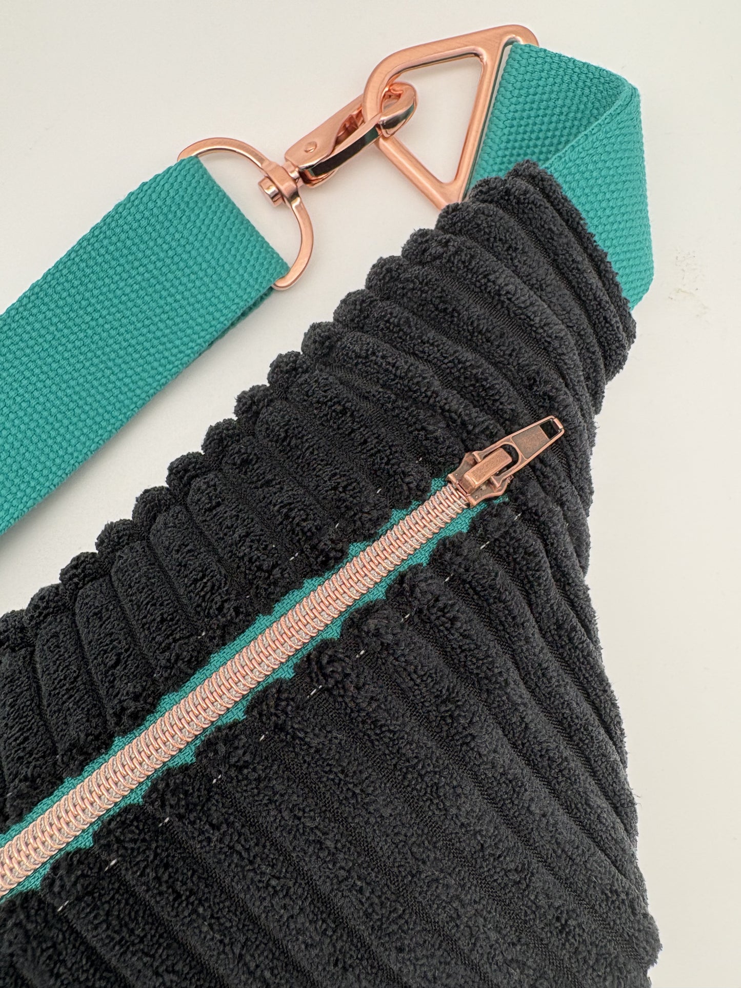 Crossbodybag/ Hipbag- Schwarz Kuschelcord