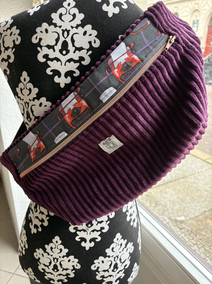 Crossbodybag- dunkle Beere mit Schreibmaschinen