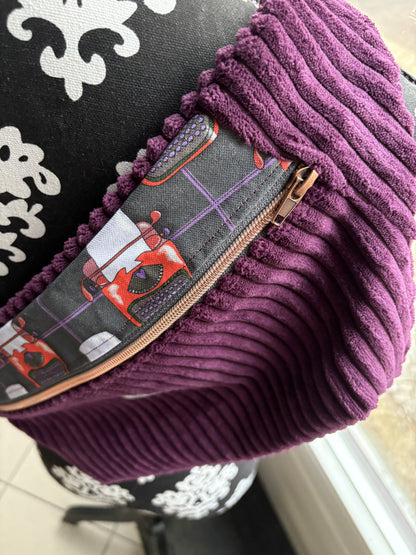 Crossbodybag- dunkle Beere mit Schreibmaschinen