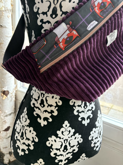 Crossbodybag- dunkle Beere mit Schreibmaschinen
