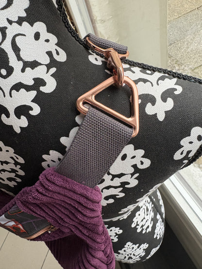 Crossbodybag- dunkle Beere mit Schreibmaschinen
