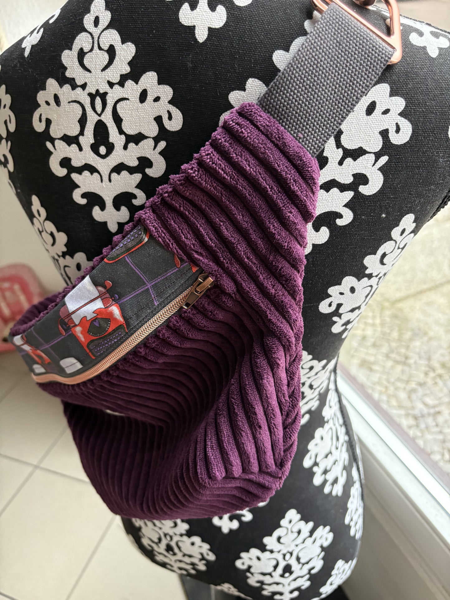 Crossbodybag- dunkle Beere mit Schreibmaschinen