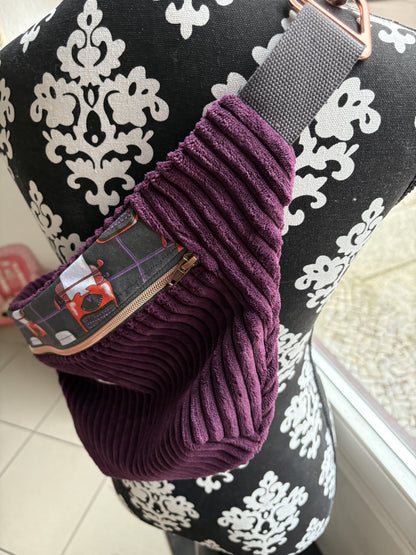Crossbodybag- dunkle Beere mit Schreibmaschinen