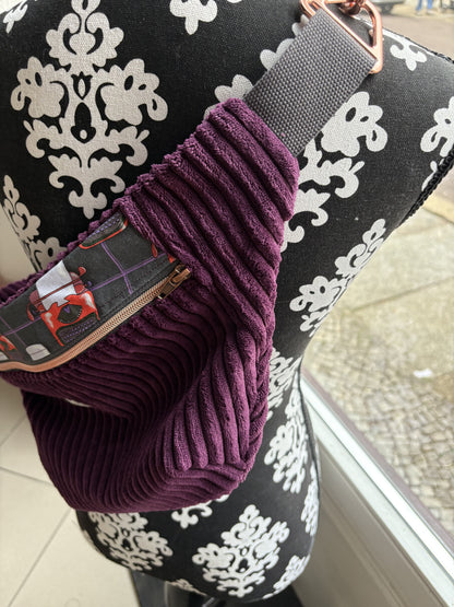 Crossbodybag- dunkle Beere mit Schreibmaschinen